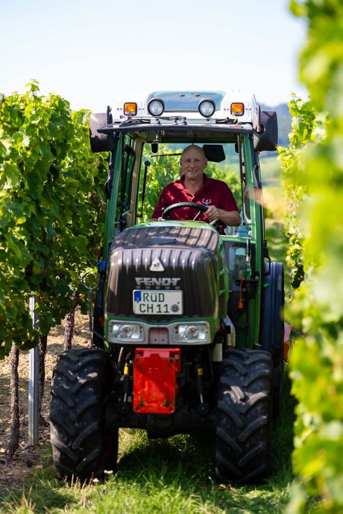 Christoph Hirschmann fährt im Traktor durch den Wingert.
